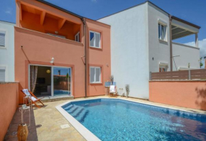 Holiday house with swimming pool Iva